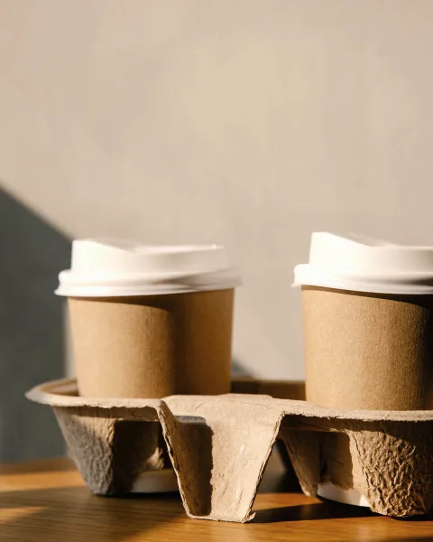 Becherhalter aus Karton mit zwei Kaffeebechern aus Kraftpapier
